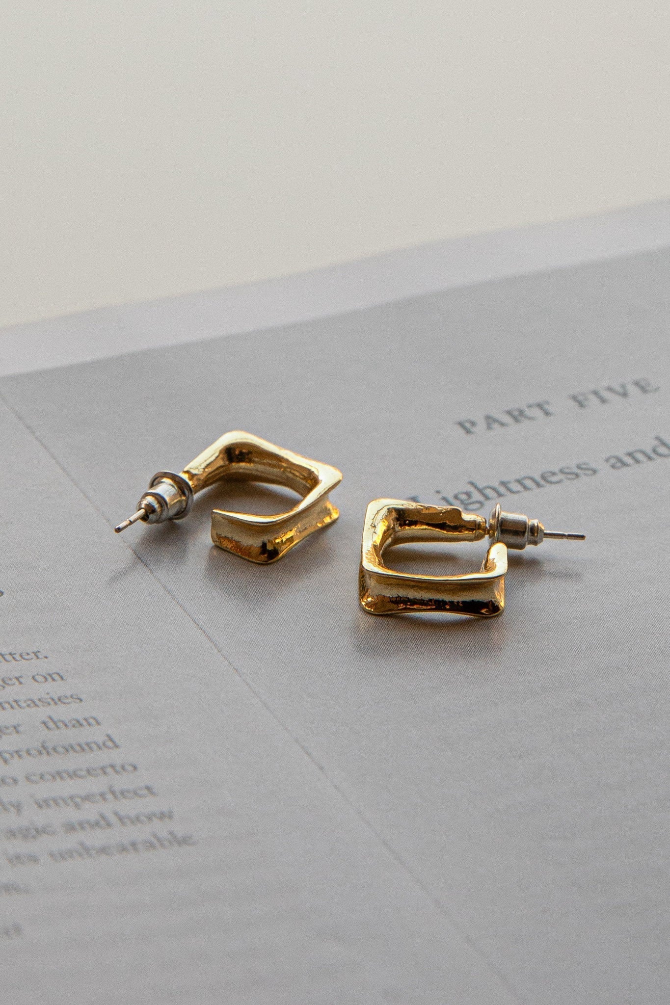 Open Hoop Earrings Isis in Gold